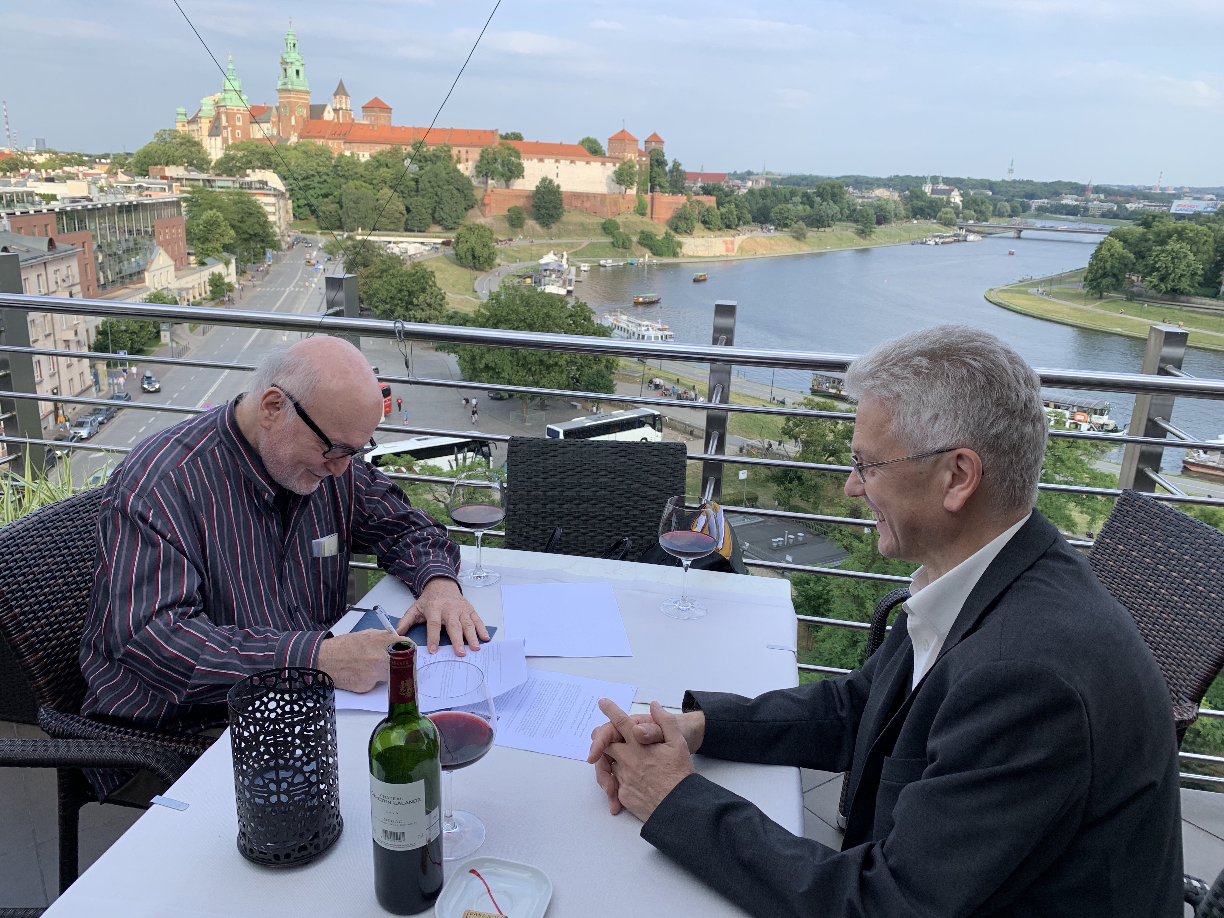 H. Robert Cohen and Stanisław Hrabia, President of IAML, signing the agreement establishing the new Fund and the endowment