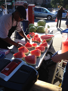 Vi bjöds på en svalkande melonbit under promenaden i Harlem