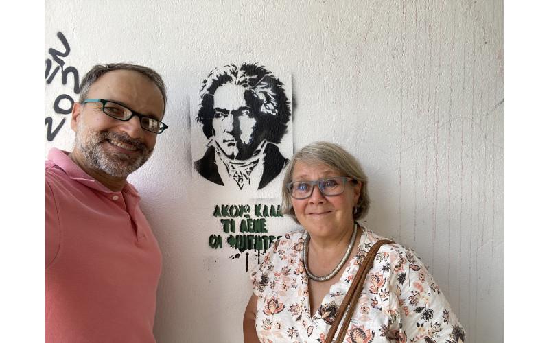 Photo 13. Aris Bazmadelis, Pia Shekhter and Ludwig van Beethoven. The Greek text in translation: “'I listen well to what the students say” (image courtesy of Pia Shekhter)