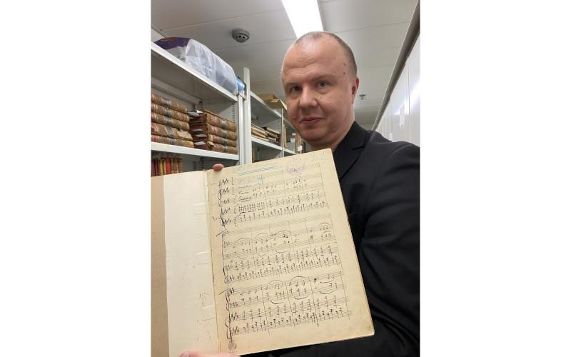 Tommi Harju with a Sibelius manuscript | Photo © Pia Shekhter