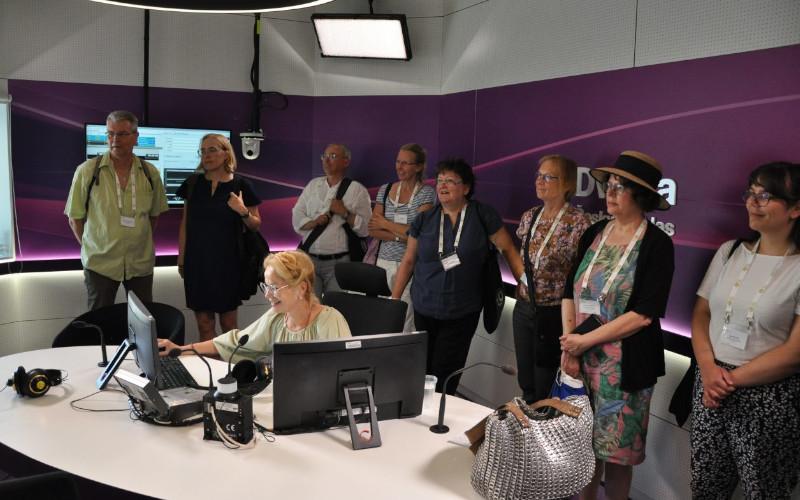 Členové IAML během návštěvy rozhlasového studia (foto: nakladatelství Českého rozhlasu)