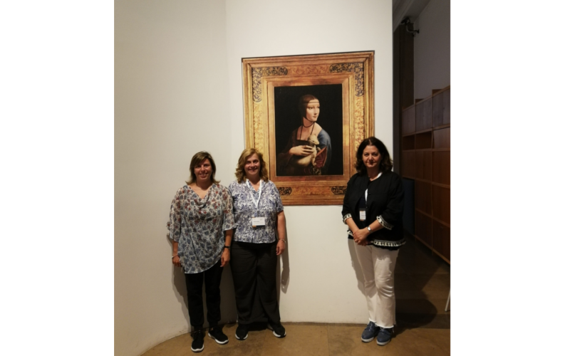 Il direttivo italiano al Museo Nazionale di Cracovia davanti alla riproduzione della Dama con l’ermellino di Leonardo d Vinci