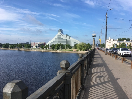 Blick von der Brücke über die Daugava auf die Lettische Nationalbibliothek